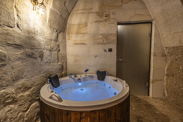 Gesta Honeymoon Jacuzzi Suite