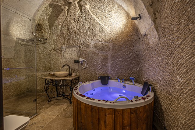 Ragnar Cave Room