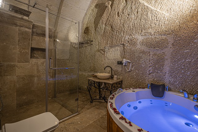Ragnar Cave Room