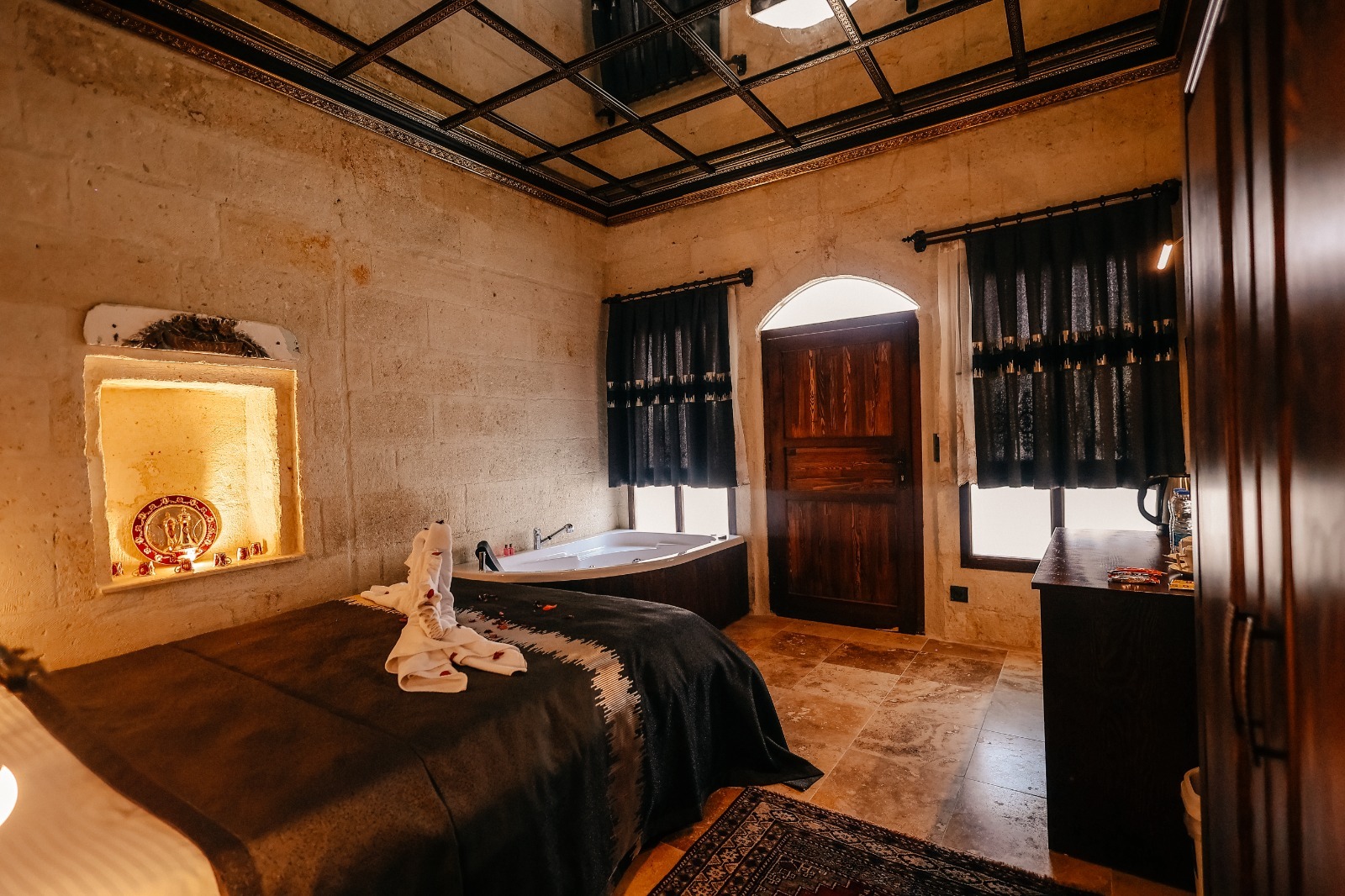 Rollo Cozy Jacuzzi Cave Room