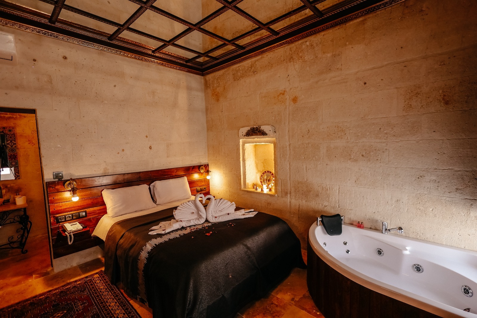 Rollo Cozy Jacuzzi Cave Room