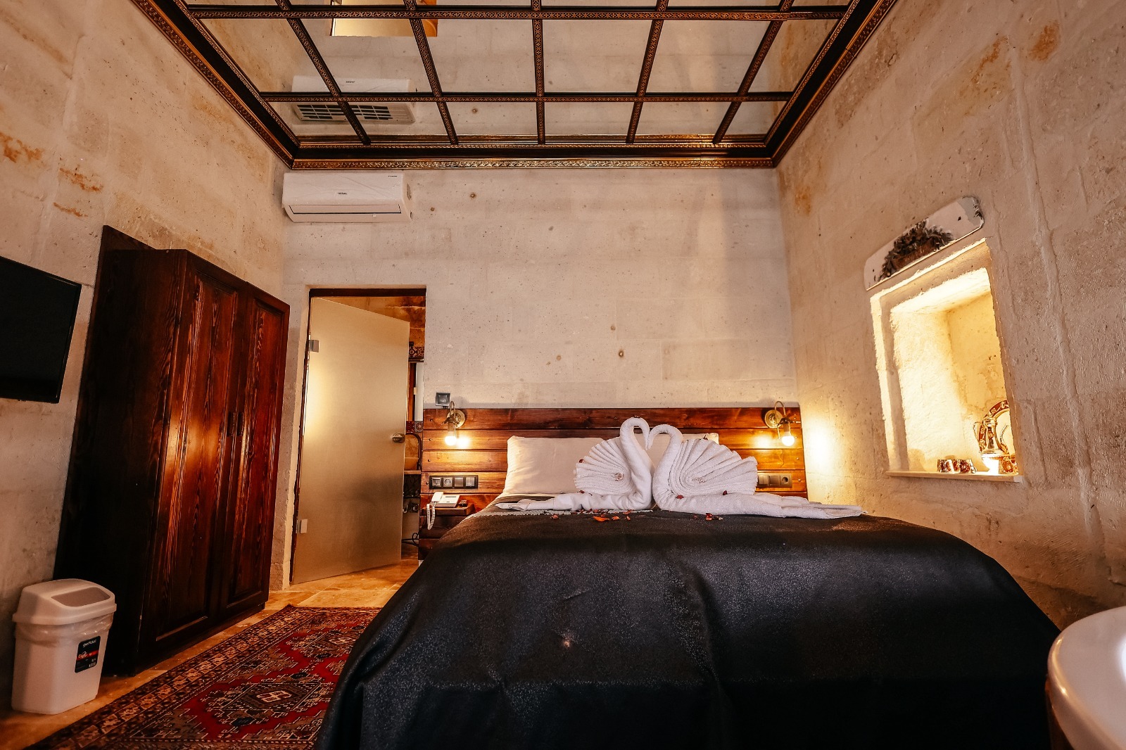 Rollo Cozy Jacuzzi Cave Room