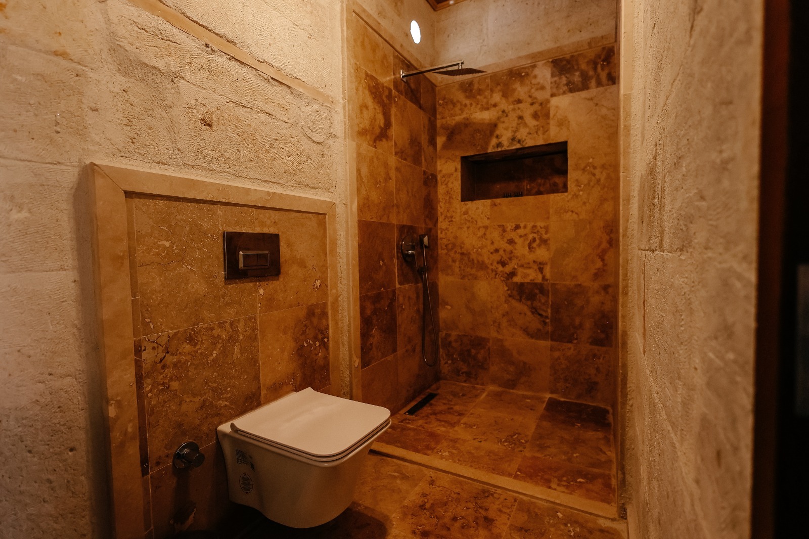 Rollo Cozy Jacuzzi Cave Room