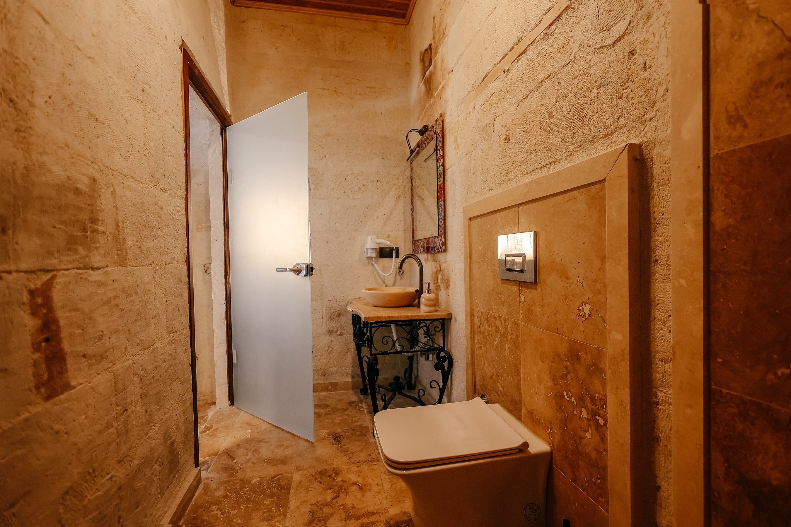 Rollo Cozy Jacuzzi Cave Room